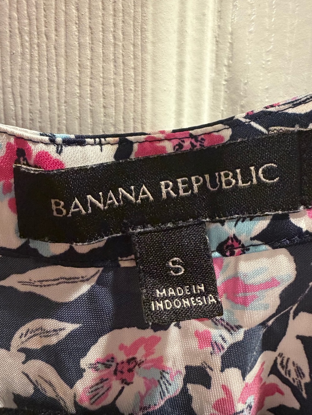 Banana Republic Floral Sleeveless Blouse Women’s Medium Navy Pink White Top - Picture 4 of 5